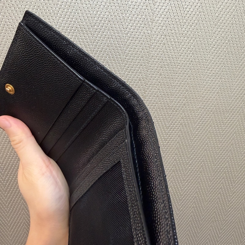 YSL 黑魚子醬牛皮金釦對釦短夾-10