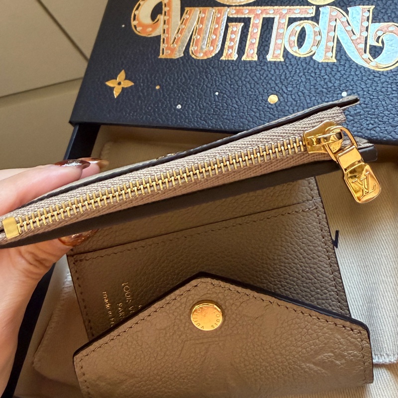 送禮首選❤️ LV Louis Vuitton Zoé 壓花logo 皮革短夾 短銀包 奶茶色 大象灰 小銀包 零錢格-4
