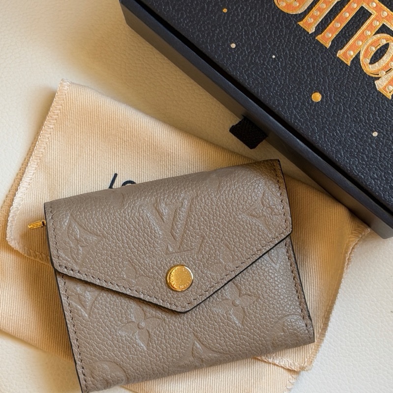 送禮首選❤️ LV Louis Vuitton Zoé 壓花logo 皮革短夾 短銀包 奶茶色 大象灰 小銀包 零錢格-6