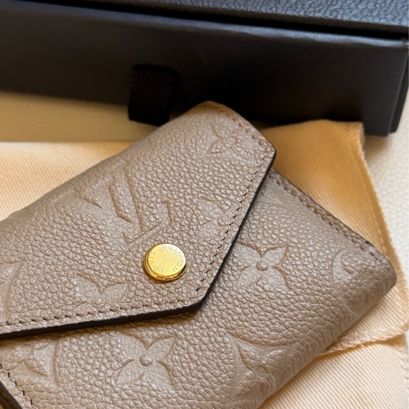 送禮首選❤️ LV Louis Vuitton Zoé 壓花logo 皮革短夾 短銀包 奶茶色 大象灰 小銀包 零錢格-12