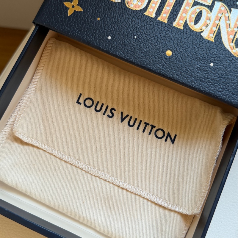 送禮首選❤️ LV Louis Vuitton Zoé 壓花logo 皮革短夾 短銀包 奶茶色 大象灰 小銀包 零錢格-14
