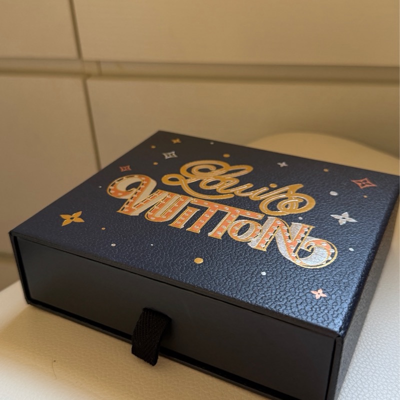 送禮首選❤️ LV Louis Vuitton Zoé 壓花logo 皮革短夾 短銀包 奶茶色 大象灰 小銀包 零錢格-15