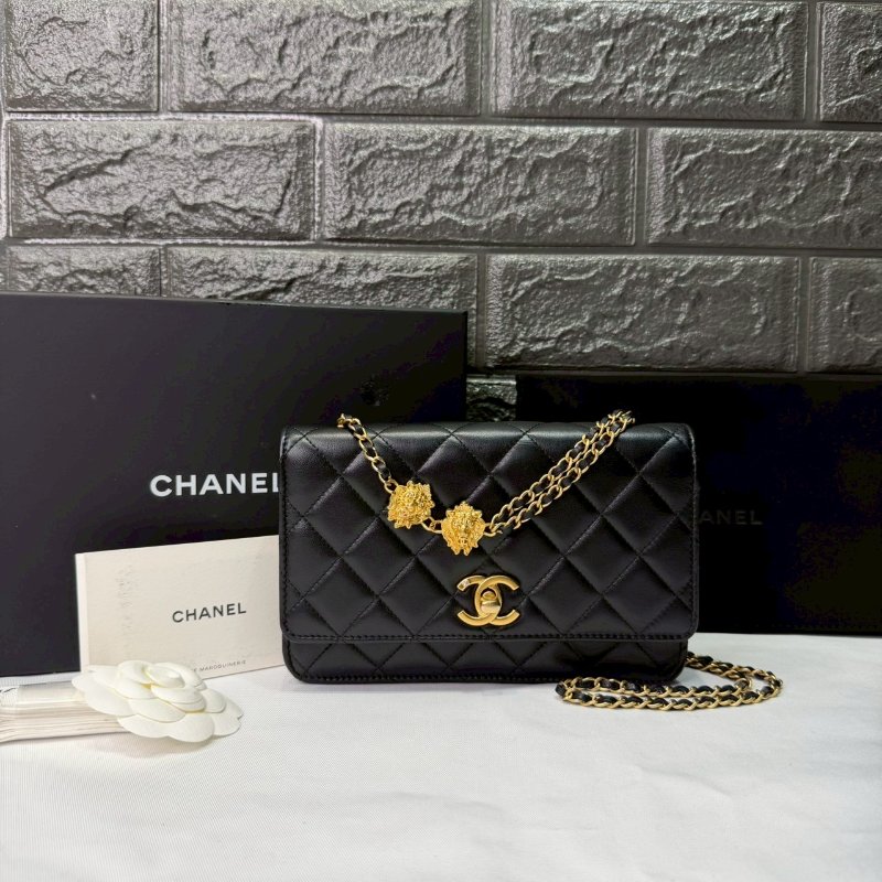 CHANEL 23A小羊皮獅頭鏈帶WOC-0