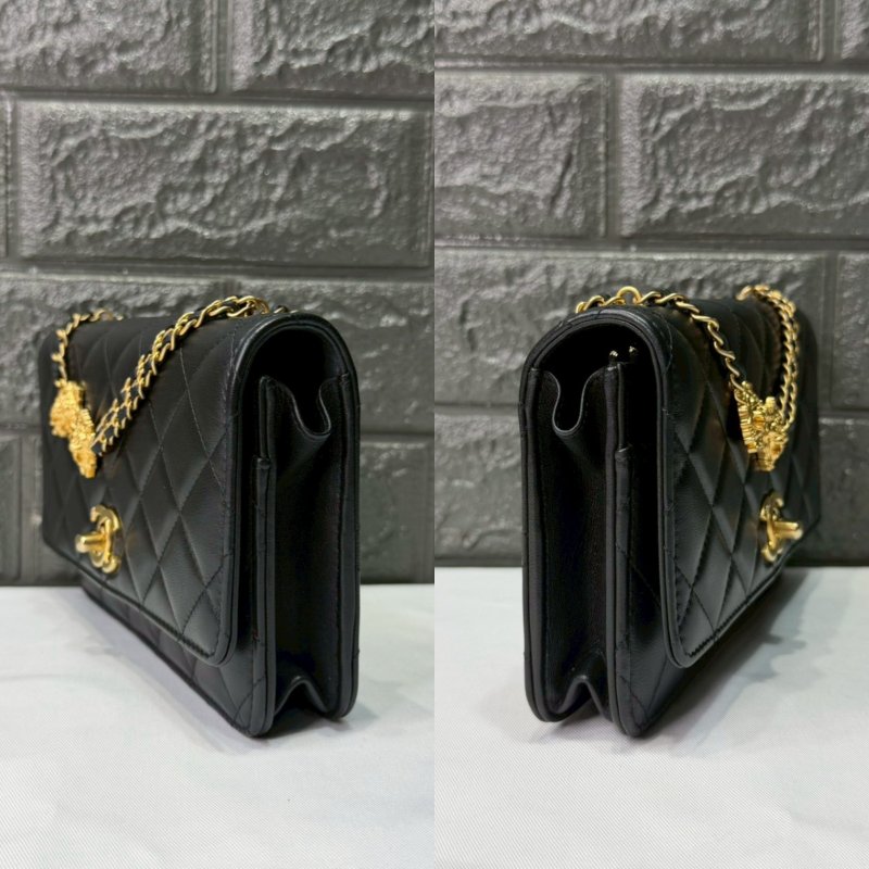 CHANEL 23A小羊皮獅頭鏈帶WOC-2