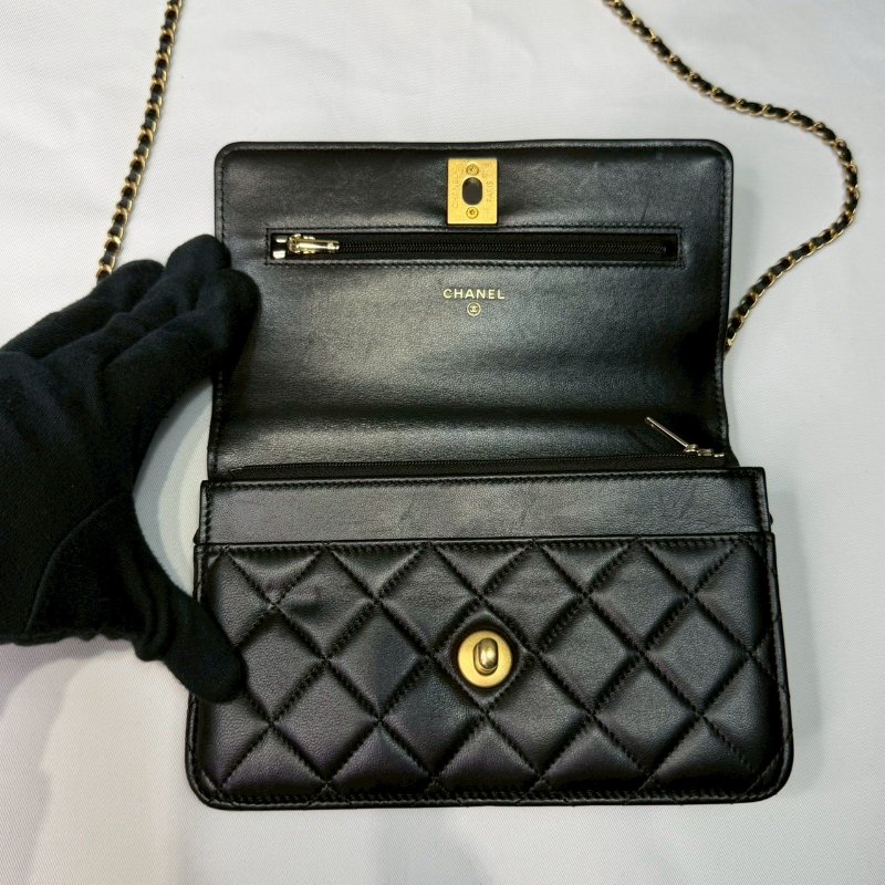 CHANEL 23A小羊皮獅頭鏈帶WOC-3