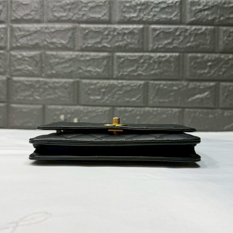 CHANEL 23A小羊皮獅頭鏈帶WOC-8