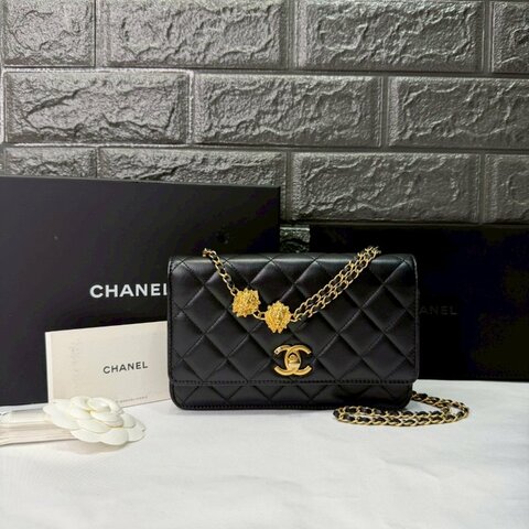 CHANEL 23A小羊皮獅頭鏈帶WOC