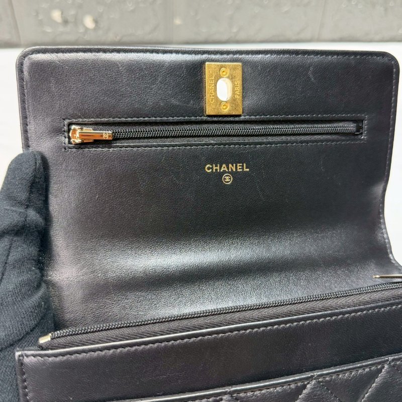 CHANEL 23A小羊皮獅頭鏈帶WOC-6