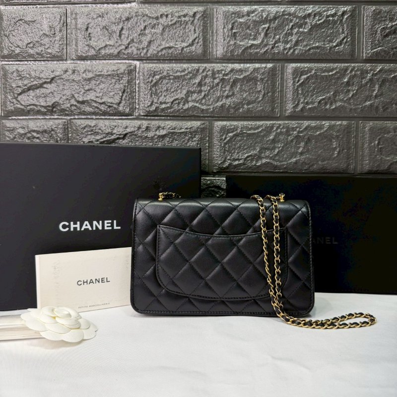 CHANEL 23A小羊皮獅頭鏈帶WOC-1