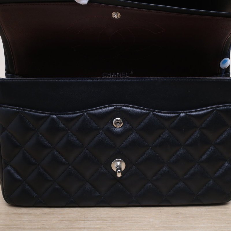 CHANEL CF口蓋包JUMBO30羊皮22開黑色銀扣肩背包-3