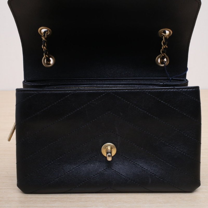 CHANEL 季節款V紋信封口蓋風琴包黑色牛皮25開金扣肩背包-2
