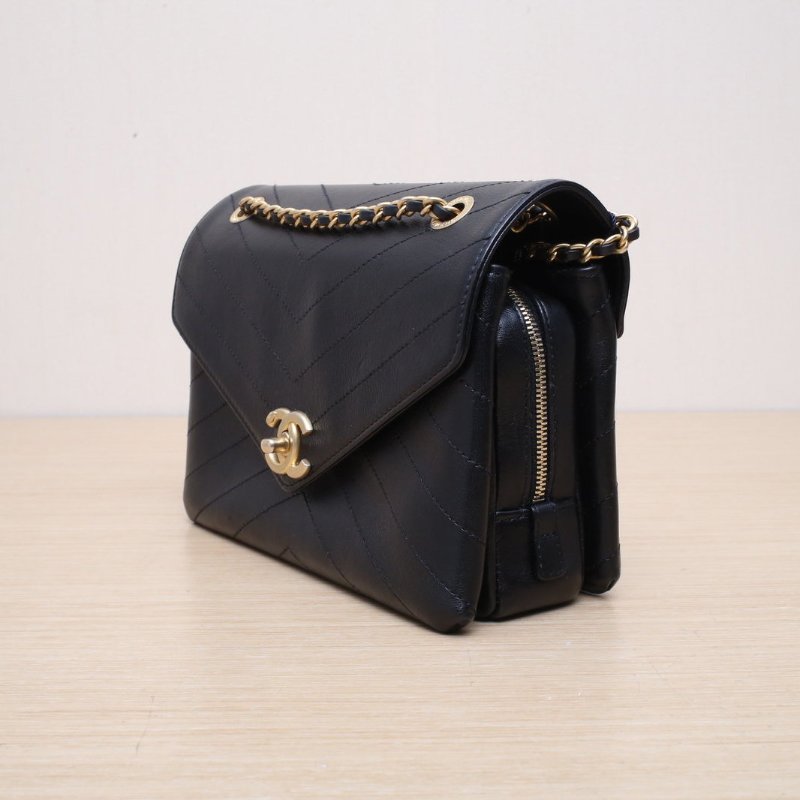 CHANEL 季節款V紋信封口蓋風琴包黑色牛皮25開金扣肩背包-4