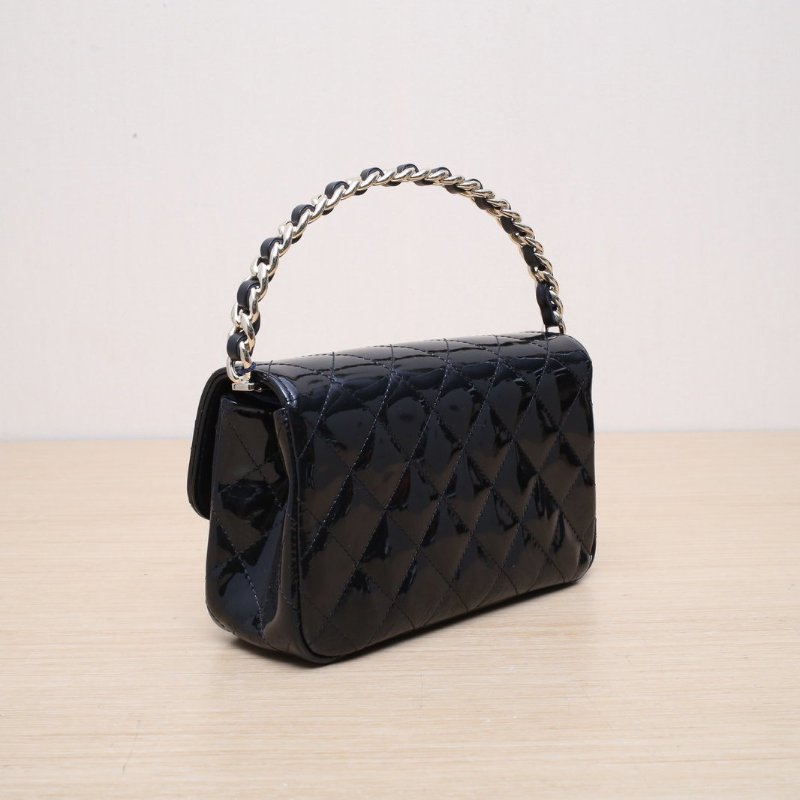 CHANEL 黑色漆皮鐳射標金扣手柄晚宴包肩背包-4