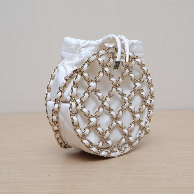 CHANEL 白色羊皮31開金扣22P秀款鏤空圓餅鏈條包肩背包-4