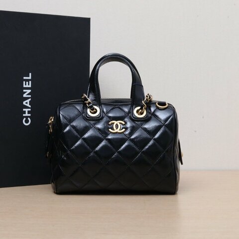 CHANEL 黑色油蠟皮晶片開金扣25A保齡球手提單肩包21肩背包