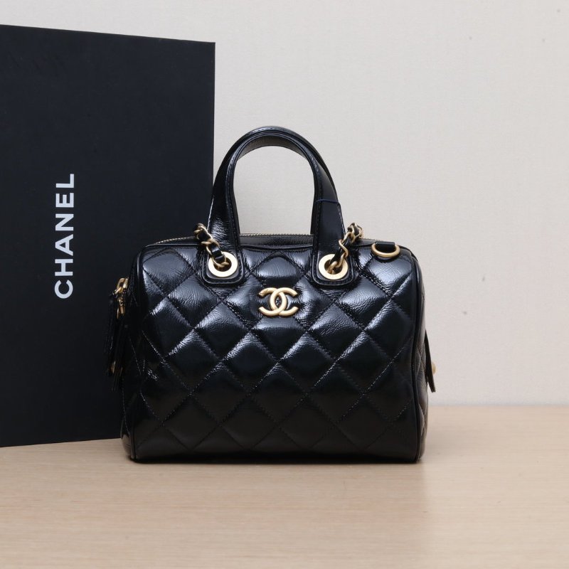 CHANEL 黑色油蠟皮晶片開金扣25A保齡球手提單肩包21肩背包-0