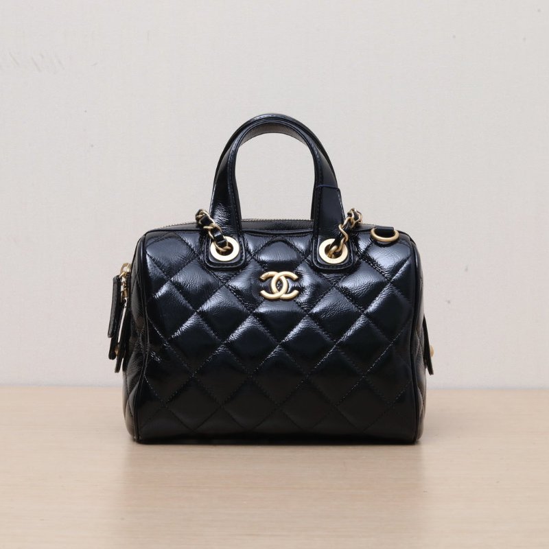 CHANEL 黑色油蠟皮晶片開金扣25A保齡球手提單肩包21肩背包-1