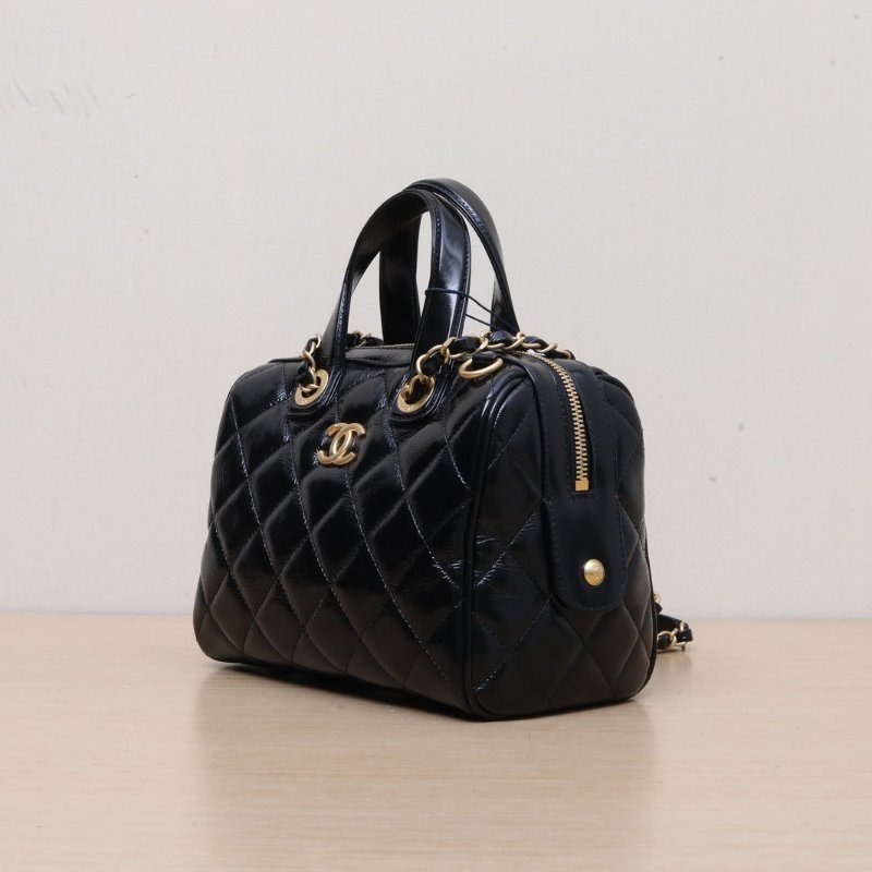 CHANEL 黑色油蠟皮晶片開金扣25A保齡球手提單肩包21肩背包-4