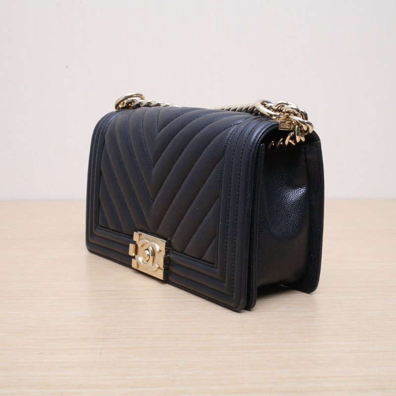 CHANEL Leboy中號25黑色荔枝牛皮晶片開金扣V紋肩背包-4