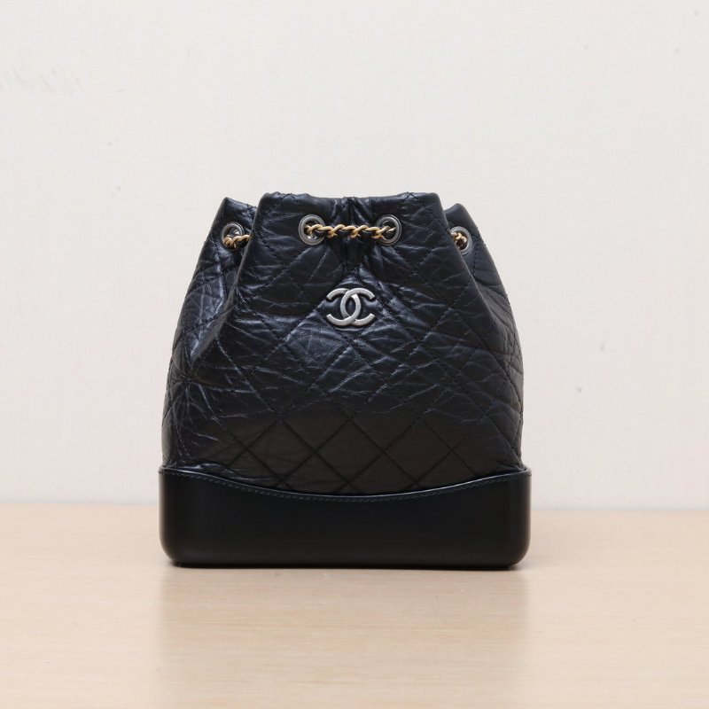 CHANEL GABRIELLE流浪雙肩包小號22.5黑色牛皮晶片開金銀扣菱格紋肩背包-1