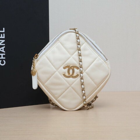 CHANEL 21B拉鏈鑽石包白色羊皮30開金扣肩背包