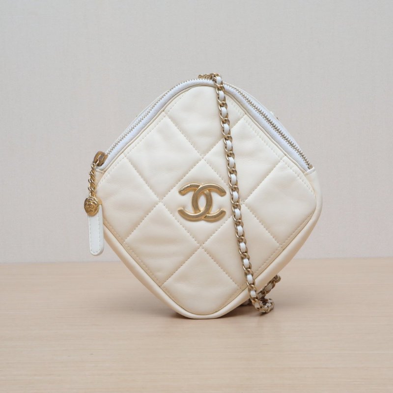 CHANEL 21B拉鏈鑽石包白色羊皮30開金扣肩背包-1