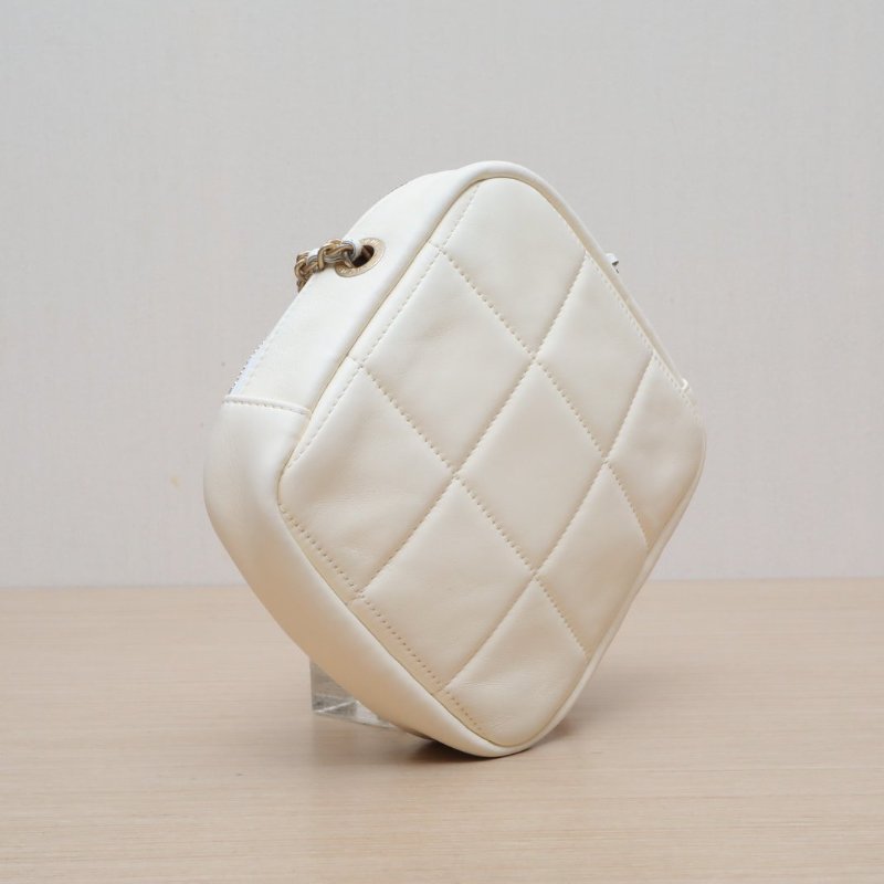 CHANEL 21B拉鏈鑽石包白色羊皮30開金扣肩背包-4