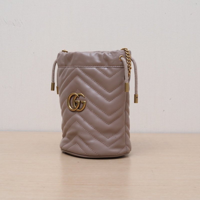 GUCCI GGMarmont抽繩水桶包Mini17奶茶色牛皮金扣肩背包-2