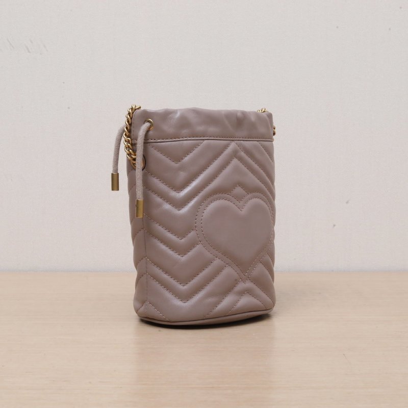 GUCCI GGMarmont抽繩水桶包Mini17奶茶色牛皮金扣肩背包-4