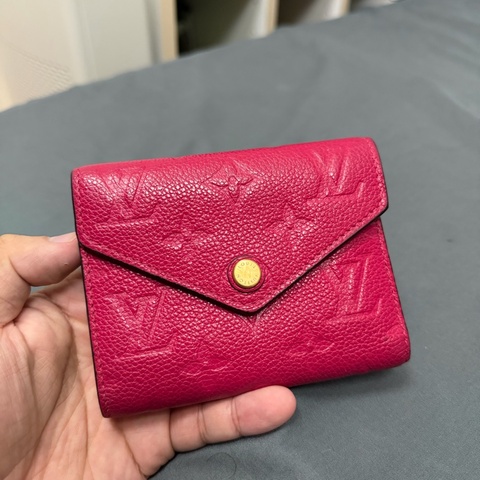 Lv 壓紋三折扣式短夾