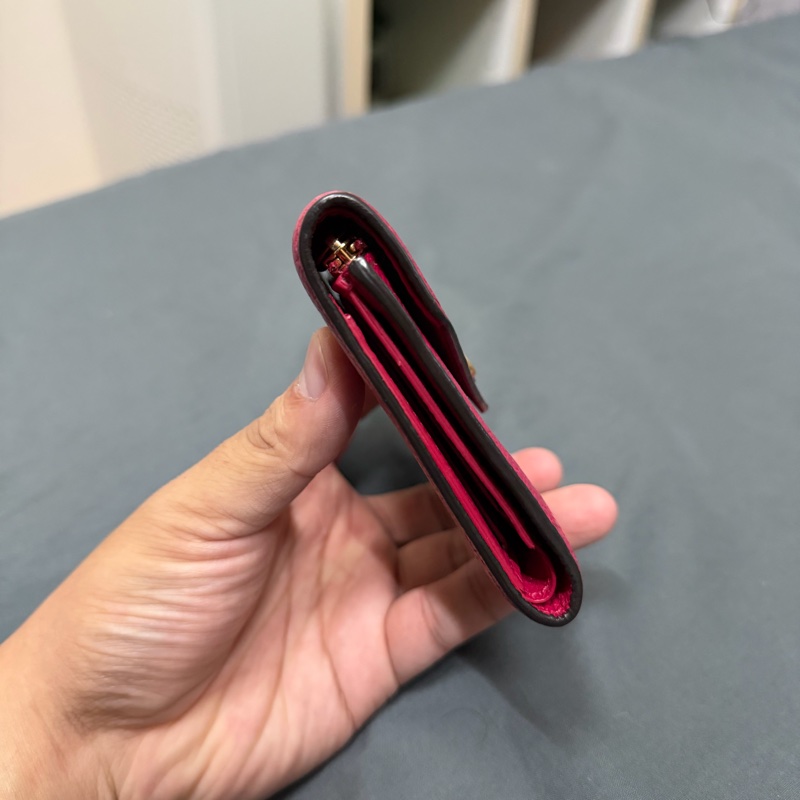 Lv 壓紋三折扣式短夾-1