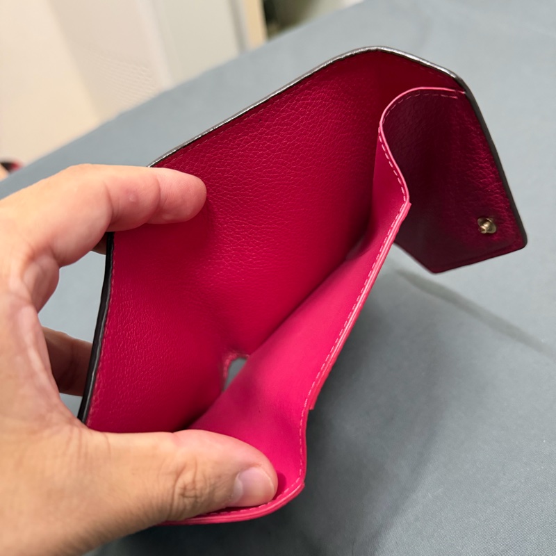 Lv 壓紋三折扣式短夾-8