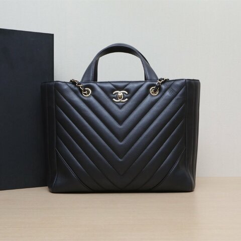 CHANEL 黑色牛皮24開淺金扣V紋敞口托特包手提鏈條包肩背包