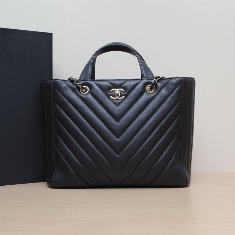 CHANEL 黑色牛皮24開淺金扣V紋敞口托特包手提鏈條包肩背包-0