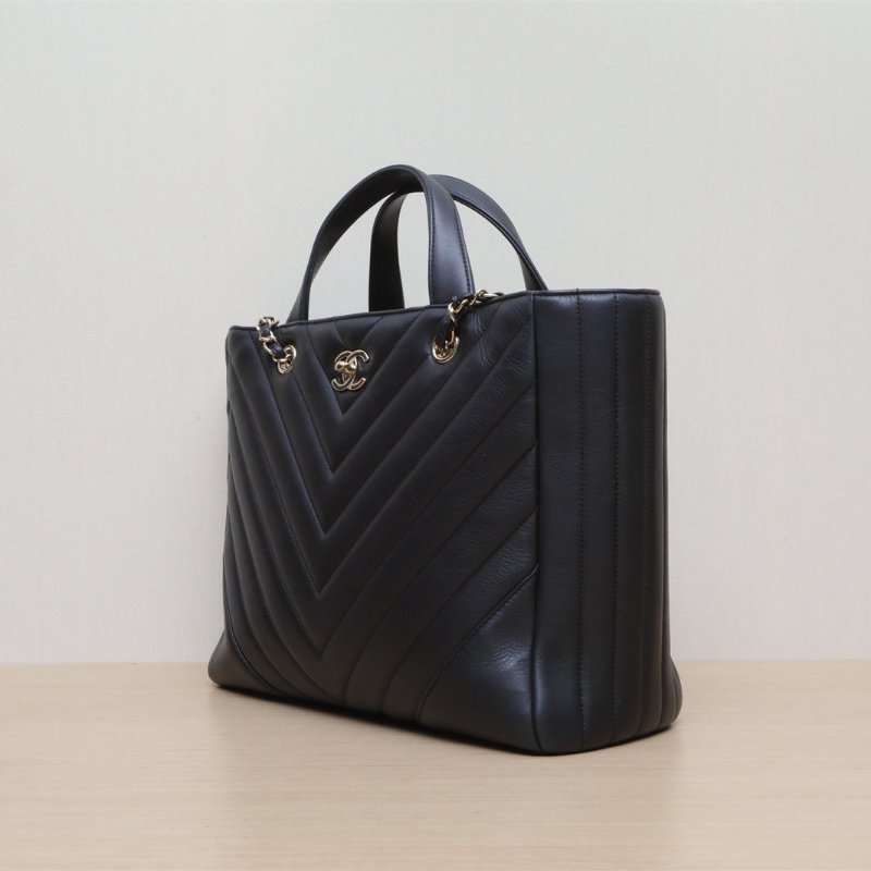 CHANEL 黑色牛皮24開淺金扣V紋敞口托特包手提鏈條包肩背包-4
