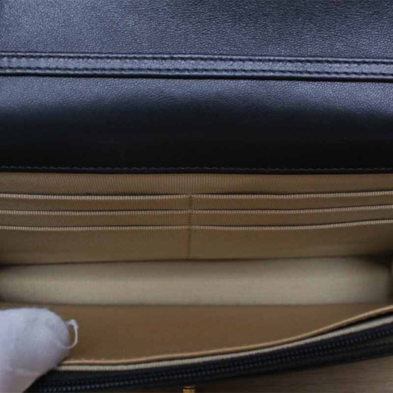 CHANEL CFWOC19黑色羊皮晶片開金扣金球調節扣肩帶肩背包-3