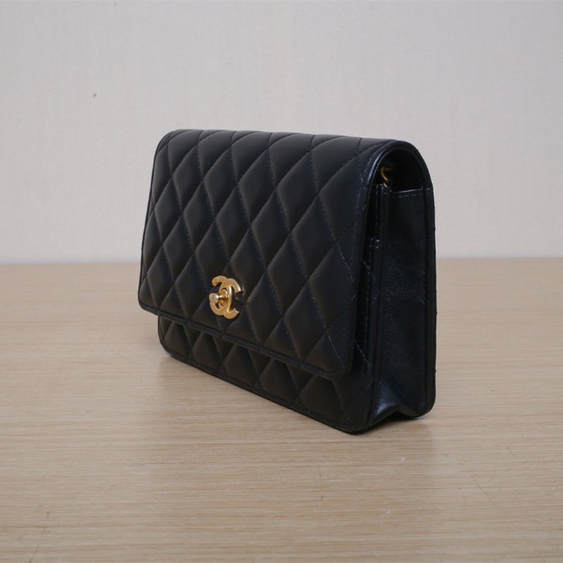 CHANEL CFWOC19黑色羊皮晶片開金扣金球調節扣肩帶肩背包-4