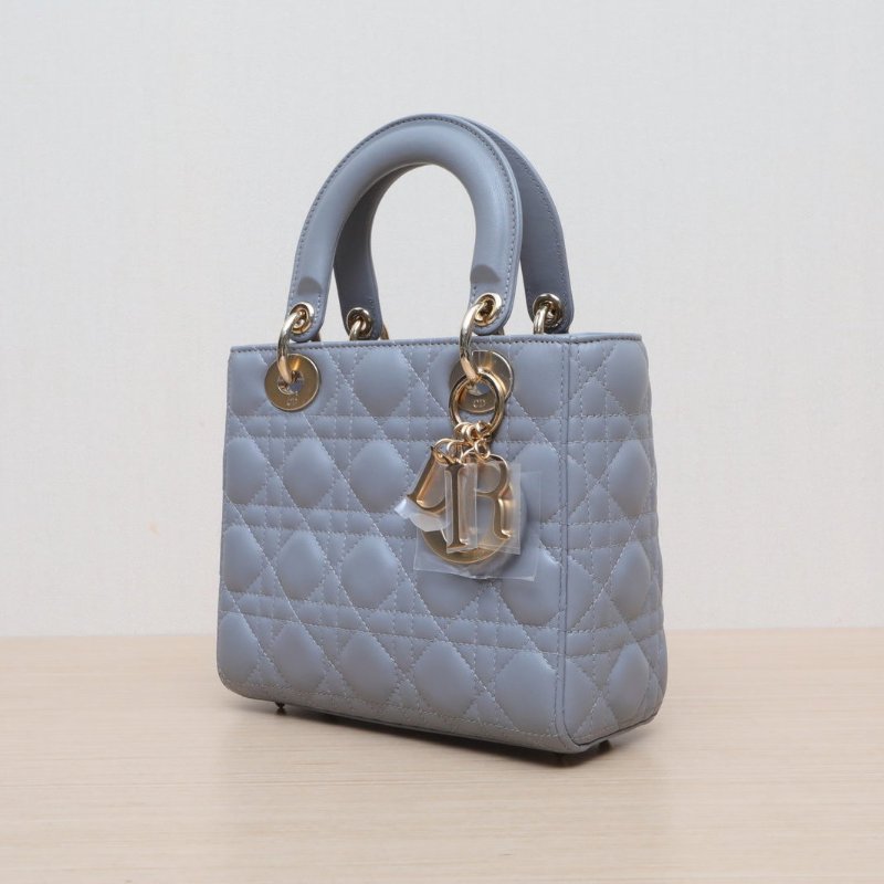 DIOR Lady戴妃包四格徽章肩帶灰色羊皮金扣2019肩背包-4