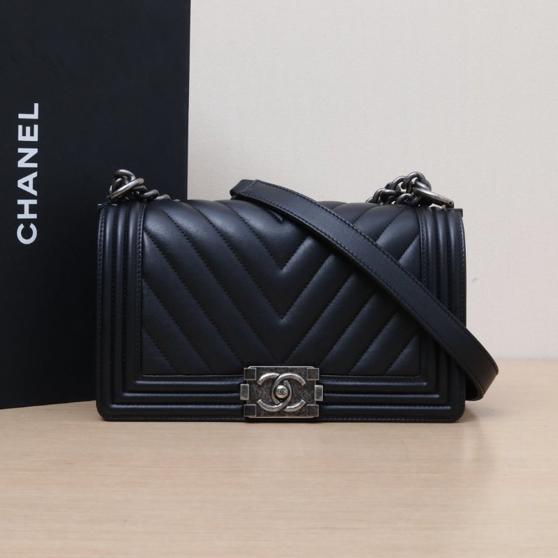 CHANEL Leboy中號25黑色牛皮20開銀扣V紋肩背包-0