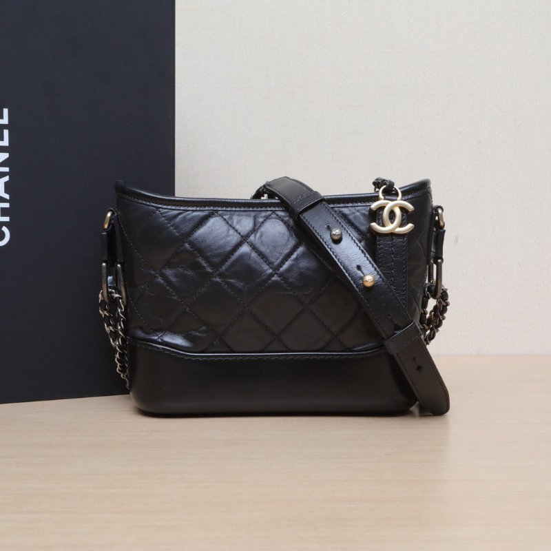 CHANEL GABRIELLE流浪小號20黑色牛皮26開金銀扣肩背包-0