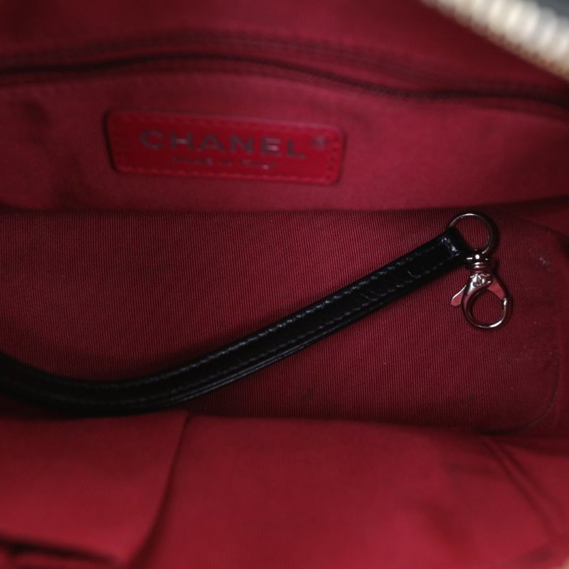 CHANEL GABRIELLE流浪小號20黑色牛皮26開金銀扣肩背包-2