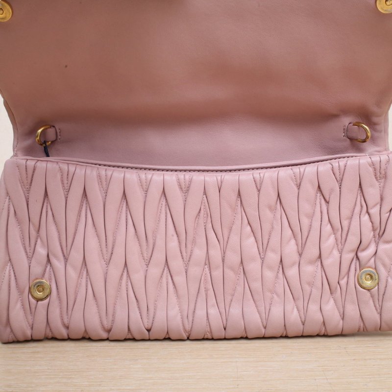 MIU MIU 粉色羊皮金扣經典褶皺手提腋下包肩背包-2