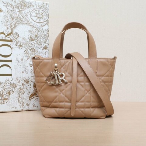 DIOR Toujours豎版小號16焦糖色牛皮金扣2024肩背包
