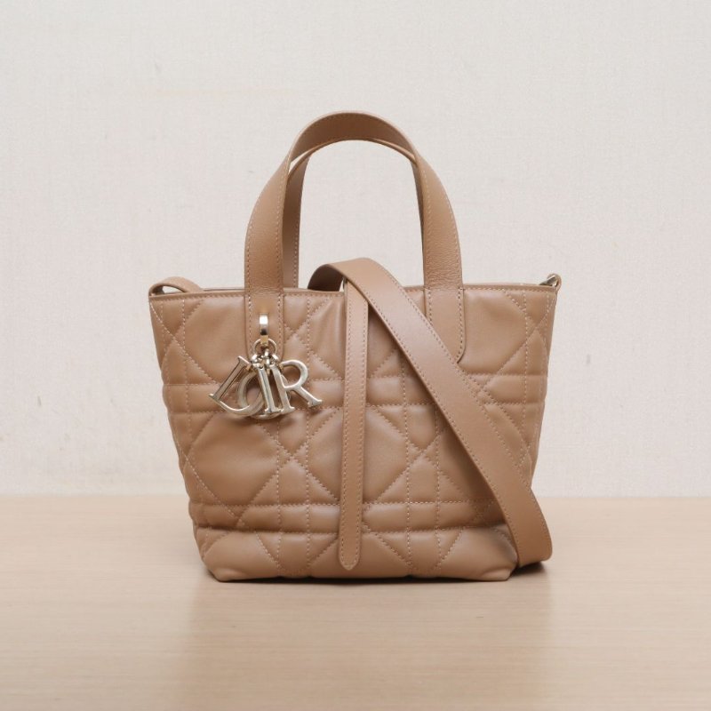 DIOR Toujours豎版小號16焦糖色牛皮金扣2024肩背包-1