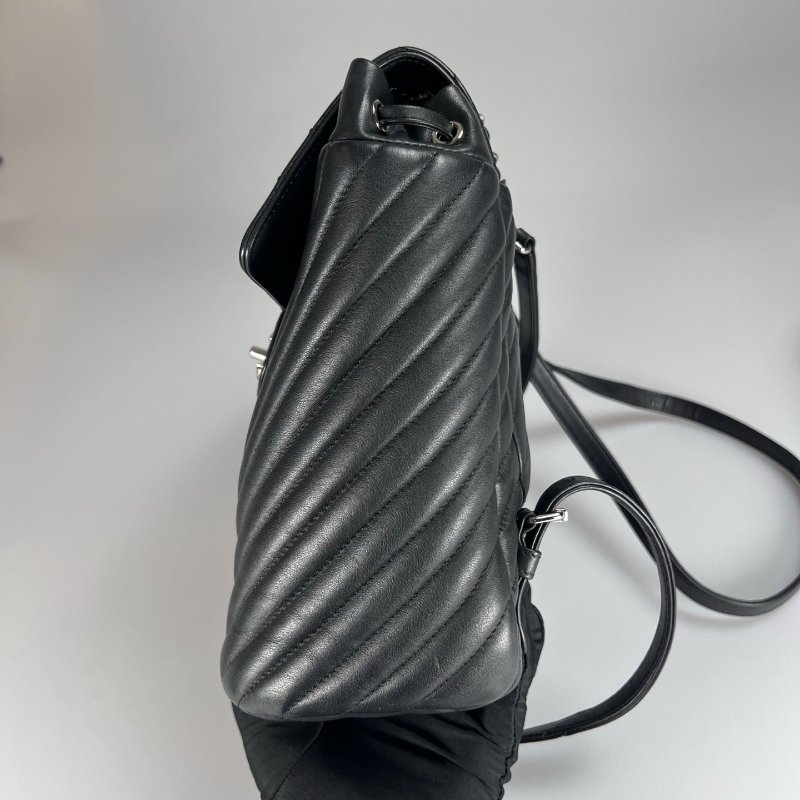 CHANEL 25開 黑銀CF山型紋牛皮後背包-2