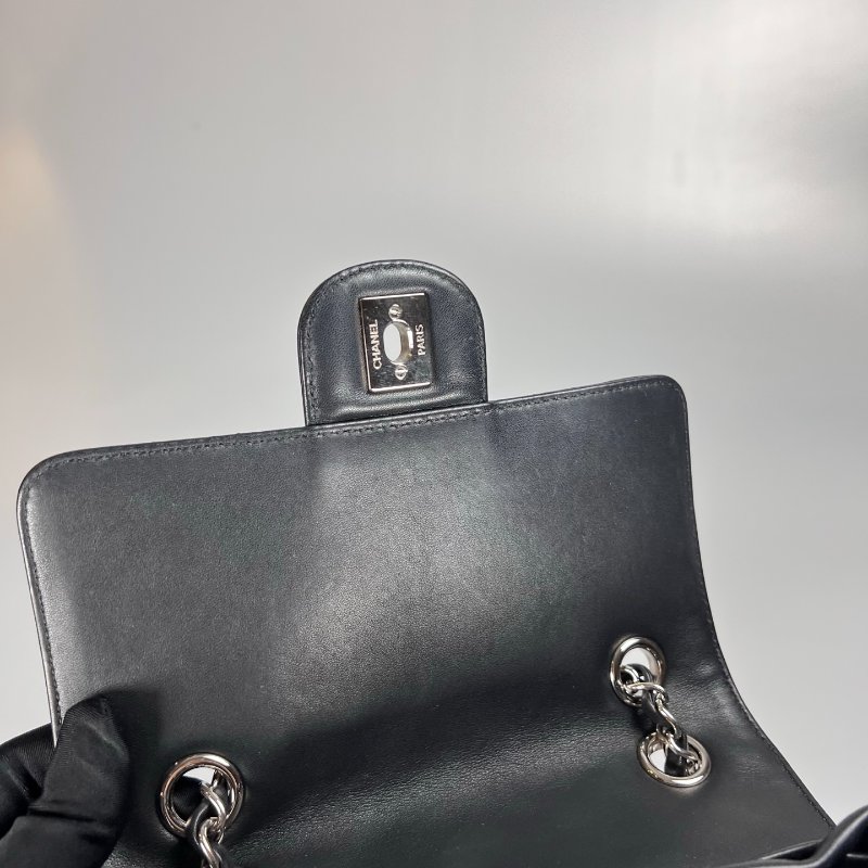 CHANEL 25開 黑銀CF山型紋牛皮後背包-6