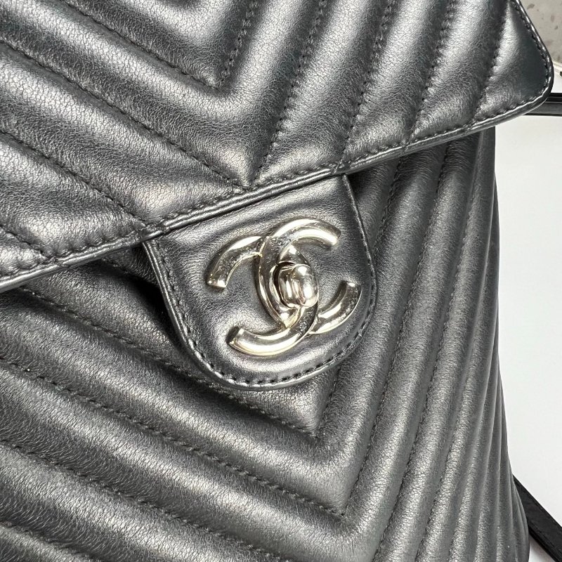 CHANEL 25開 黑銀CF山型紋牛皮後背包-9