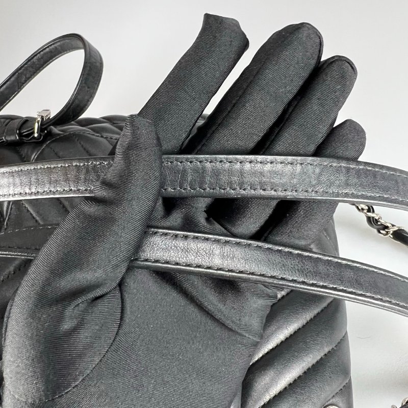 CHANEL 25開 黑銀CF山型紋牛皮後背包-11