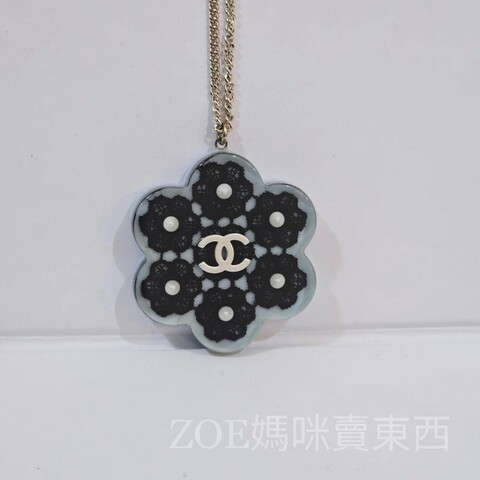 Chanel淺藍色底山茶花造型銀色雙C壓克力墜飾項鍊