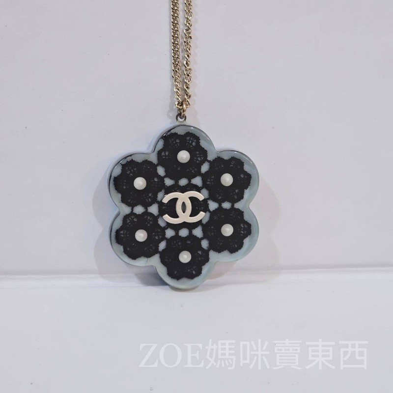 Chanel淺藍色底山茶花造型銀色雙C壓克力墜飾項鍊-0